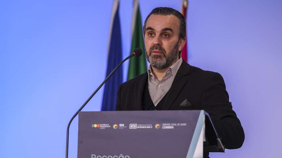 O bastonário da Ordem dos Médicos, Carlos Cortes, intervém na cerimónia oficial de receção Residência Farmacêutica e Internato Médico, no Convento de São Francisco, Coimbra, 03 de janeiro de 2024. PAULO NOVAIS/LUSA