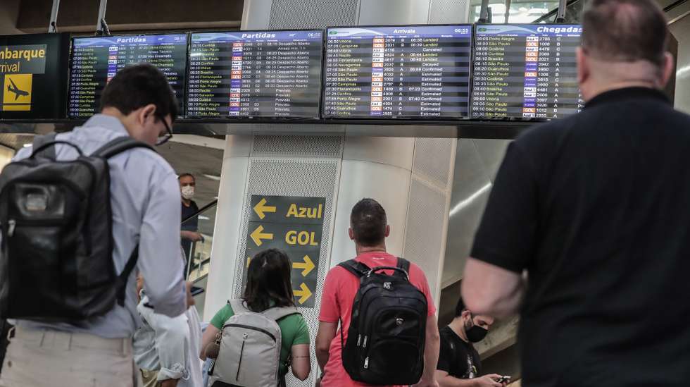epa10373781 Passengers wait to board delayed flights due to the strike of pilots who demand better wages at Santos Dumont Airport, in Rio de Janeiro, Brazil, 19 December 2022. The strike that Brazilian pilots and crew intend to carry out for two hours a day for an indefinite period to demand better wages delayed on its first day, 19 Decembe, about twenty flights at the country's main airports. The pilots, co-pilots and flight marshals paralyzed their activities between 6:00 a.m. and 8:00 a.m. local time (between 9:00 a.m. and 11:00 a.m. GMT) at the airports of eight of the largest Brazilian cities, as part of a strike demanding wage increases and better working conditions.  EPA/ANDRE COELHO