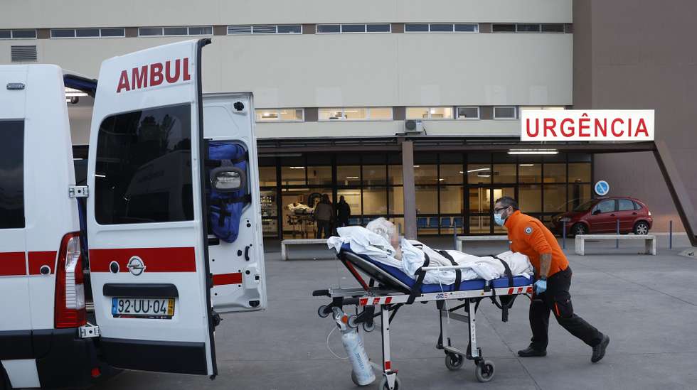 Uma paciente numa maca é encaminhada para o serviço de urgência do Hospital de Abrantes, Centro Hospitalar Médio Tejo (CHMT), em Abrantes, 28 de dezembro de 2023. ANTÓNIO PEDRO SANTOS/LUSA