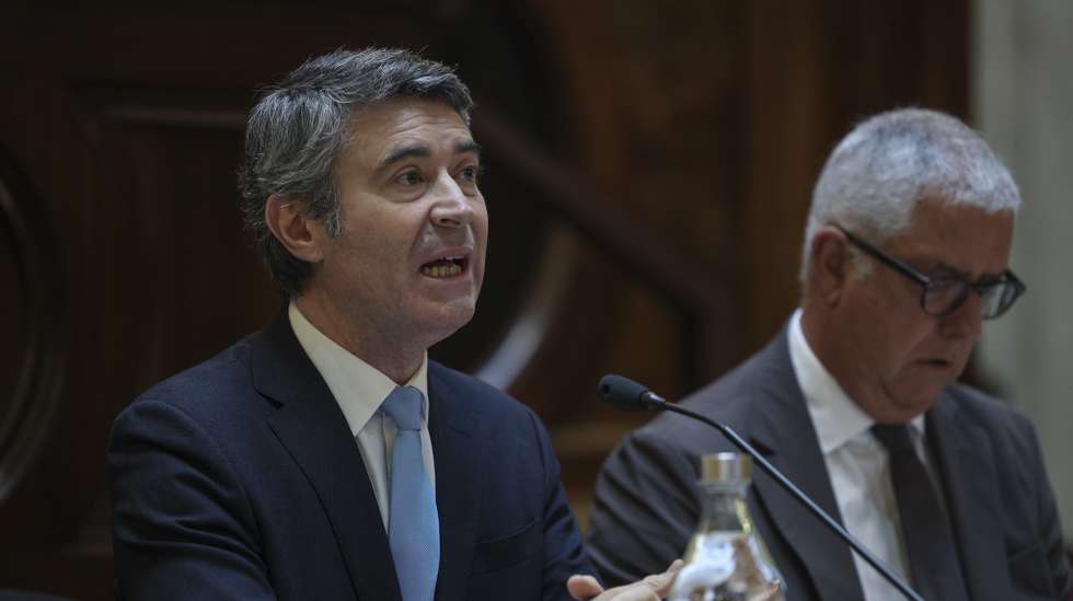 O ministro da Administração Interna, José Luís Carneiro, durante a audição na Comissão de Assuntos Constitucionais, Direitos, Liberdades e Garantias na Assembleia da República em Lisboa, 10 de janeiro de 2024. MIGUEL A. LOPES/LUSA