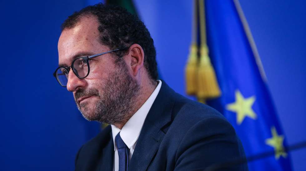 O ministro da Educação, João Costa, participa na conferência de imprensa no final da reunião do Conselho de Ministros, no Palácio de S. Bento, em Lisboa, 23 de novembro de 2023. RODRIGO ANTUNES/LUSA