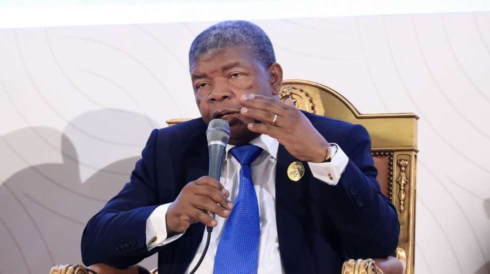 O Presidente de Angola, João Lourenço, intervém na sessão de abertura da 3.ª Bienal de Luanda - Fórum Pan-Africano para a Cultura de Paz e Não-Violência, sob o lema “Educação, Cultura de Paz e Cidadania Africana Como Ferramentas Para O Desenvolvimento Sustentável Do Continente”, em Luanda, Angola, 22 de novembro de 2023. O fórum reúne chefes de Estado e de Governo do continente e do mundo, jovens líderes, organizações internacionais, instituições financeiras, setor privado, sociedade civil, comunidades científicas, artísticas e desportivas, que abordam questões cruciais sobre o continente africano e procuram promover a prevenção da violência e fomentar a resolução pacífica de conflitos, incentivando o intercâmbio cultural em África e o diálogo Intrageracional. AMPE ROGÉRIO/LUSA