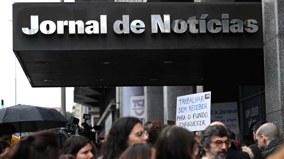 Trabalhadores participam na greve de 24 horas das redações do Jornal de Notícias, TSF, O Jogo e Diário de Notícias, detidas pelo Global Media Group (GMG), convocada pelo Sindicato dos Jornalistas, Porto, 10 de janeiro de 2024. Os trabalhadores do GMG "exigem o pagamento imediato das retribuições em falta, do subsídio de Natal e a remuneração devida aos prestadores de serviço, vulgo “recibos verdes”; exigem que a Comissão Executiva ponha termo imediato a qualquer processo que determine a cessação de contratos de trabalho; exigem que a administração coloque o seu foco no investimento e na melhoria das condições de trabalho de forma a projetar o crescimento do grupo e a propiciar condições para uma efetiva liberdade de informação de todos os cidadãos". FERNANDO VELUDO/LUSA