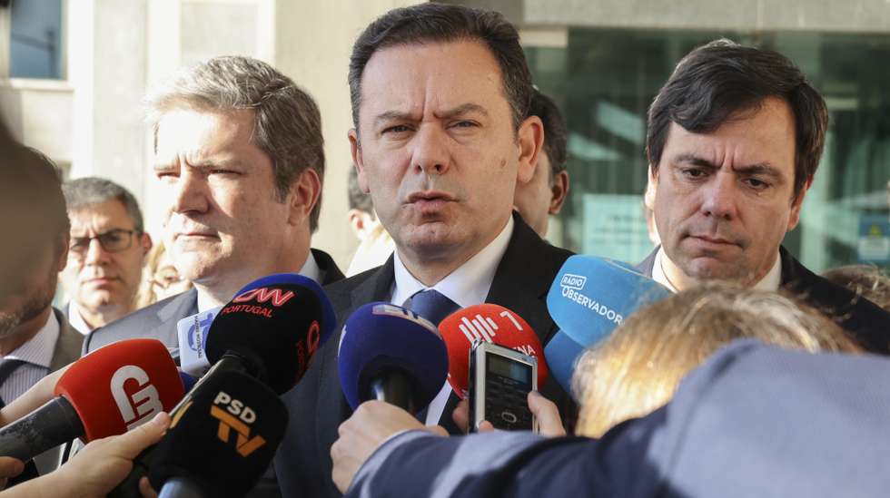 O presidente do Partido Social Democrata (PSD), Luís Montenegro (C), fala aos jornalistas depois de ter entregue a lista de candidatos pela Aliança Democrática (AD) pelo círculo de Lisboa, no Tribunal Judicial da Comarca de Lisboa, no Palácio da Justiça em Lisboa, 25 de janeiro de 2024. MANUEL DE ALMEIDA/LUSA