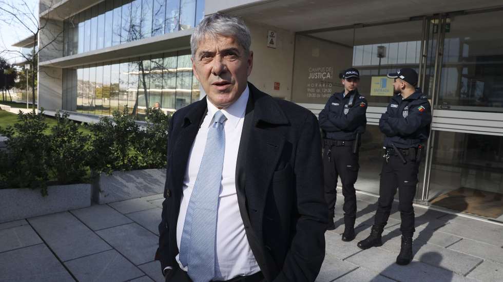 O antigo primeiro-ministro José Sócrates, à chegada do tribunal para prestar depoimentos sobre o julgamento do caso EDP, no Campus da Justiça, em Lisboa, 19 de dezembro de 2023. O antigo ministro da Economia (entre 2005 e 2009) Manuel Pinho, que está em prisão domiciliária desde dezembro de 2021, responde em julgamento por um crime de corrupção passiva para ato ilícito, outro de corrupção passiva, um crime de branqueamento de capitais e um crime de fraude fiscal. MANUEL DE ALMEIDA/LUSA