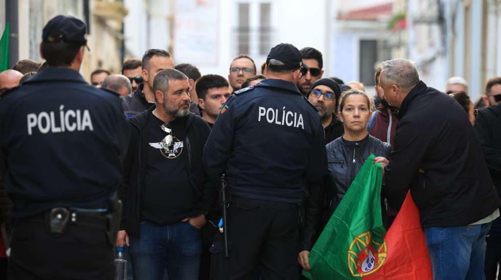 Elementos da Polícia de Segurança Pública (PSP), da Guarda Nacional Republicana (GNR), e Guardas Prisionais manifestam-se à porta do Teatro Aveirense onde esperam a chegada do primeiro-ministro, António Costa (ausente da fotografia), que irá participar na sessão protocolar de Aveiro 2024 - Capital Portuguesa da Cultura, em Aveiro, 26 de janeiro de 2024. ESTELA SILVA/LUSA