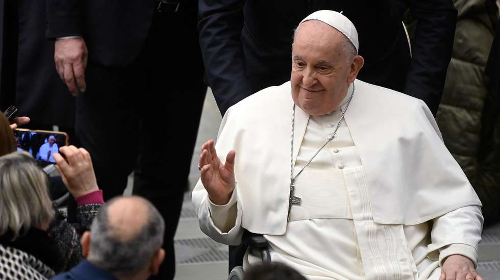 epa11108016 Pope Francis waves at faithfuls during an Audience with the Confirmands of the Archdiocese of Bari-Bitonto in the Hall Paul VI, Vatican City, 27 January 2024.  EPA/RICCARDO ANTIMIANI