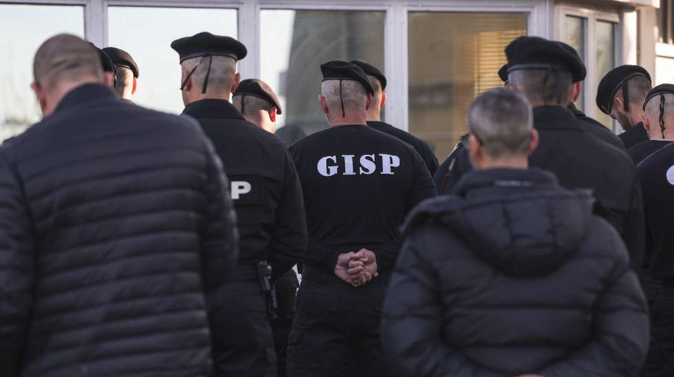 Guardas prisionais participam numa vigília organizada pelo Sindicato Nacional da Guarda Prisional (SNCGP), em protesto pelas condições de carreira e trabalho, incluindo a questão do subsídio de missão, esta manhã em frente ao Estabelecimento Prisional de Monsanto, 25 de janeiro de 2024. MIGUEL A. LOPES/LUSA
