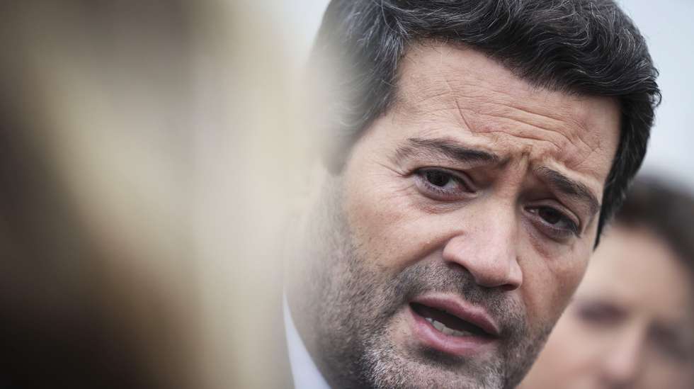 O presidente do Chega, André Ventura, fala à comunicação social antes da reunião com o Sindicato Nacional de Polícia, numa ação de campanha para a eleições regionais do Açores, Ponta Delgada, 29 de janeiro de 2024.Onze forças políticas, incluindo três coligações, disputam no dia 4 de fevereiro os 57 lugares do parlamento açoriano nas legislativas regionais, que decorrem cerca de oito meses antes do previsto. ANDRÉ KOSTERS/LUSA