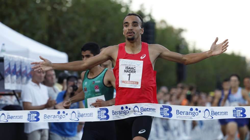 epa10906162 Portuguese athlete Isaac Nader crosses the line to win the 35th edition of Milla Internacional de Berango in Berango, Basque Country, Spain, 07 October 2023.  EPA/Miguel Tona