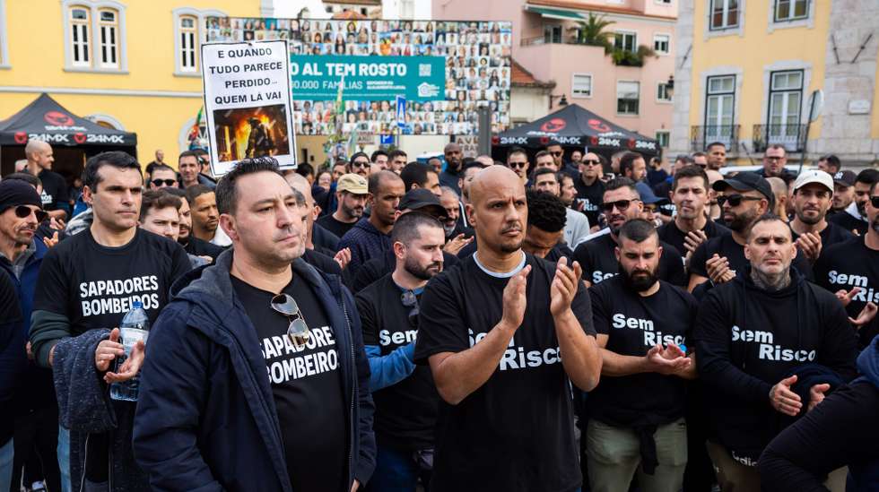 Cerca de meio milhar de bombeiros sapadores de todo o país concentram-se em frente à Assembleia da República para reivindicar a atribuição de um subsídio de risco e que a profissão seja considerada de desgaste rápido, Lisboa, 6 de fevereiro de 2024.  JOSÉ SENA GOULÃO/LUSA
