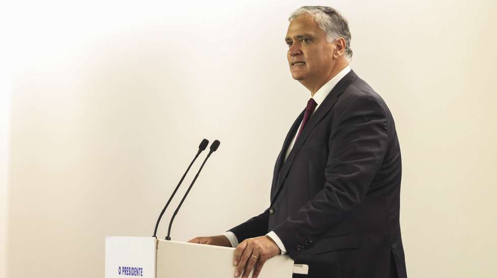 O presidente do PS/Açores, Vasco Cordeiro, reage após resultados das eleições legislativas regionais, Ponta Delgada, Açores, 04 de fevereiro de 2024. O PS/Açores perdeu hoje pela primeira vez, desde 1996, as eleições legislativas regionais, ao eleger 23 deputados, quando a coligação PSD/CDS-PP/PPM elegeu 26 parlamentares da Assembleia Legislativa. ANDRÉ KOSTERS/LUSA