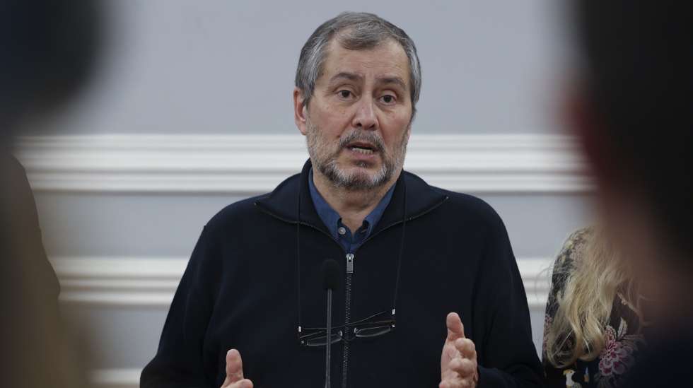 Mário Nogueira, secretário-geral da Federação Nacional dos Professores (Fenprof), fala aos jornalistas após uma reunião com Mariana Mortágua, coordenadora do Bloco de Esquerda (BE), na sede do BE, Lisboa, 24 de janeiro de 2024.   MANUEL DE ALMEIDA / LUSA