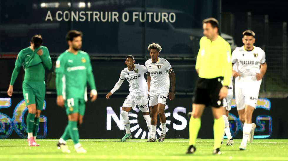 O jogador do Famalicão, Jhonder Cádiz (3-D), festeja após marcar um golo contra o Rio Ave durante o jogo da I Liga de futebol, realizado no estádio Municipal de Famalicão, 16 de fevereiro de 2024. JOSÉ COELHO/LUSA