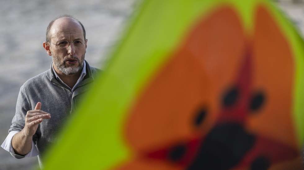 O porta-voz do Livre, Rui Tavares, intervém durante a apresentação da candidatura de Joana Filipe e Filipe Honório (ausentes da fotografia) pelo partido por Aveiro, em Aveiro, 18 de fevereiro de 2024. JOSÉ COELHO/LUSA