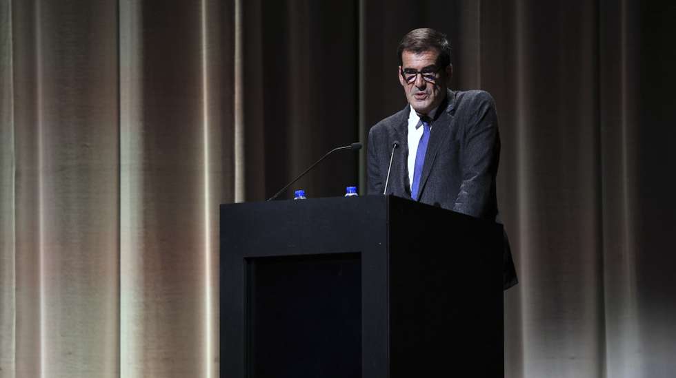 Rui Moreira, presidente da Câmara Municipal do Porto, discursa durante a cerimónia de “Distinção de Mérito Ricardo Jorge” pelo município do Porto a cerca de 100 pessoas individuais e coletivas que contribuíram para a resposta sanitária à pandemia, Porto, 27 de dezembro de 2023. ESTELA SILVA/LUSA