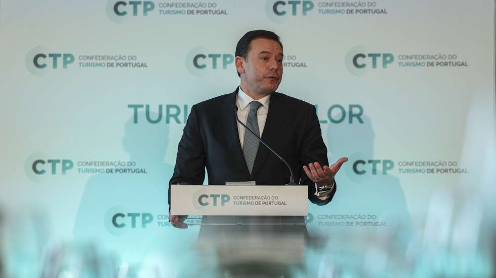O presidente do PSD e líder da AD, Luís Montenegro participa e intervém num almoço com a Confederação do Turismo de Portugal esta tarde em Lisboa, 20 de fevereiro de 2024. MIGUEL A. LOPES/LUSA