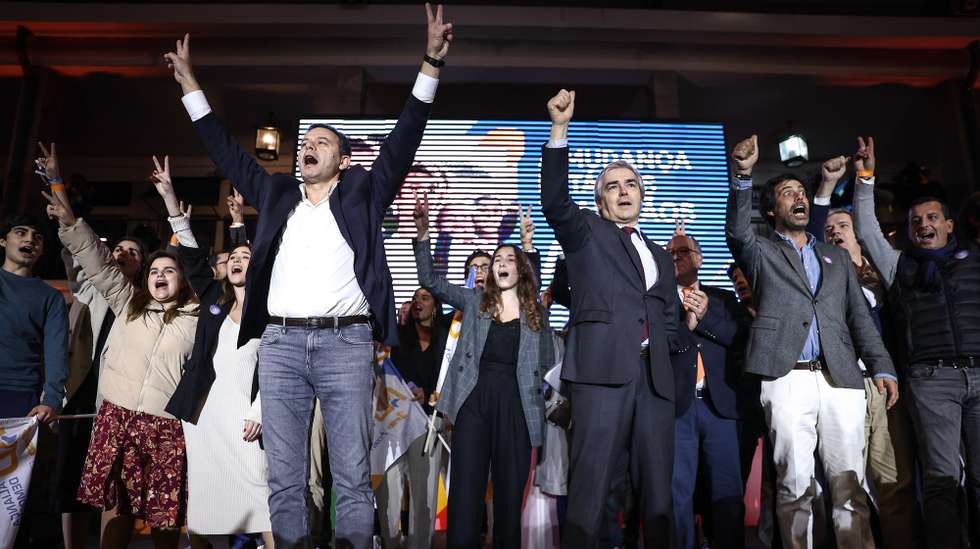 O presidente do Partido Social Democrata (PSD) e líder da coligação da Aliança Democrática (AD), Luís Montenegro (E), durante o comício "É hora de mudança", em Cascais, 22 de fevereiro de 2024. RODRIGO ANTUNES/LUSA