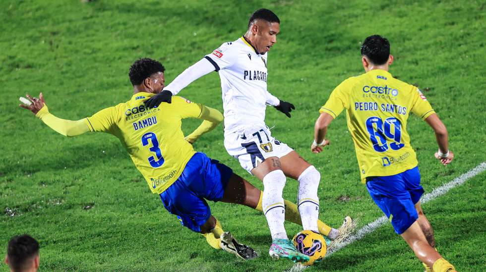 O jogador do FC Arouca Robson Bambu (E) disputa a bola com o jogador do FC Famalicão Marcos Vinicius (C), durante o jogo da Primeira Liga de futebol entre o FC Arouca e o FC Famalicão, disputado no Estádio Municipal de Arouca, em Arouca, 23 de fevereiro de 2024. JOSÉ COELHO/LUSA