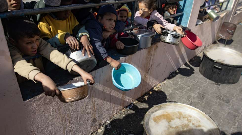 epa11118487 Displaced Palestinians hold empty pots and buckets as they line up to receive food aid provided by a Palestinian youth group, at Rafah refugee camp, southern Gaza Strip, 01 February 2024. Since 07 October 2023, up to 1.9 million people, or more than 85 percent of the population, have been displaced throughout the Gaza Strip, some more than once, according to the United Nations Relief and Works Agency for Palestine Refugees in the Near East (UNRWA), which added that most civilians in Gaza are in 'desperate need of humanitarian assistance and protection'.  EPA/HAITHAM IMAD