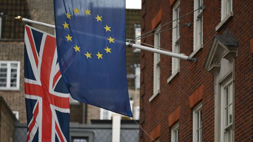 epa08178587 A Union flag and EU flag fly on the European Union building in London, Britain, 30 January 2020. After a process that lasted over three years, Britain's withdrawal from the EU is set for midnight CET on 31 January 2020.  EPA/NEIL HALL
