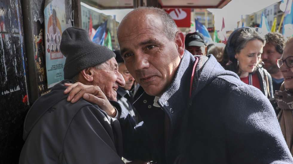 O secretário-geral do PCP, Paulo Raimundo, durante uma ação de campanha da CDU em Queluz para as eleições de 10 de março, 29 de fevereiro de 2024. MIGUEL A. LOPES/LUSA