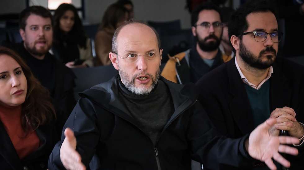 O porta-voz do Livre, Rui Tavares, fala aos jornalistas durante a visita á empresa “Artesanal Pesca”, no âmbito da campanha para as eleições legislativas de 10 de março, em Setúbal, 04 de março de 2024. O Presidente da República decretou a 15 de janeiro a dissolução do parlamento e a convocação de eleições legislativas antecipadas para 10 de março, na sequência da demissão do primeiro-ministro, António Costa, apresentada em 07 de novembro, por causa da Operação Influencer, e de imediato aceite pelo Presidente da República. RUI MINDERICO/LUSA