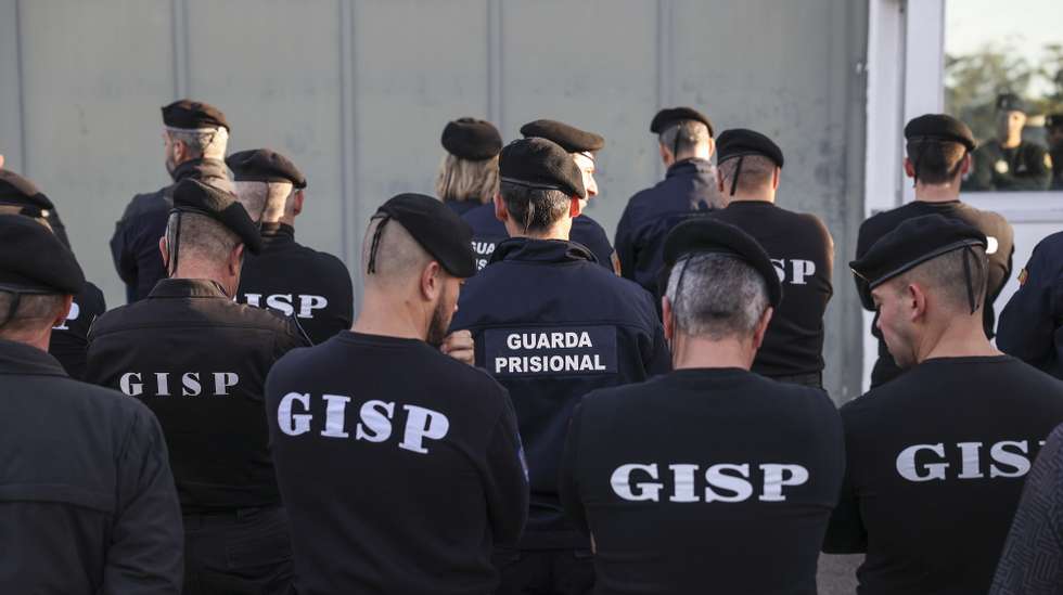 Guardas prisionais participam numa vigília organizada pelo Sindicato Nacional da Guarda Prisional (SNCGP), em protesto pelas condições de carreira e trabalho, incluindo a questão do subsídio de missão, esta manhã em frente ao Estabelecimento Prisional de Monsanto, 25 de janeiro de 2024. MIGUEL A. LOPES/LUSA