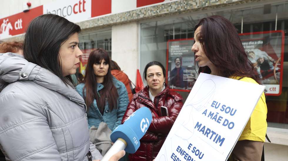A lider do PAN, Inês Sousa Real (E), participa na manifestação de enfermeiras afetas ao Sindicato dos Enfermeiros Portugueses (SEP) em protesto por atos discriminatórios nas suas remunerações e por terem sido discriminadas desde 2018 por serem mães, no Dia Internacional da Mulher junto ao Ministério da Saúde, Lisboa, 8 de março de 2024.  MANUEL DE ALMEIDA/LUSA