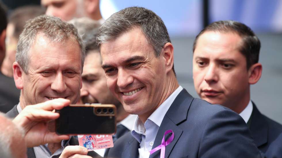 epa11207815 Spanish Prime Minister Pedro Sanchez (C) poses for a selfie during an event commemorating International Women's Day in La Pintana, on the outskirts of Santiago, Chile, 08 March 2024. Sanchez arrived on 08 March in Santiago de Chile for an official visit to the country. International Women's Day (IWD) is observed annually on 08 March worldwide to highlight women's rights, as well as issues such as violence and abuse against women.  EPA/Sebastian Moscoso