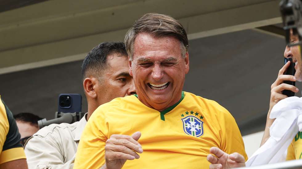 epa11181480 Former Brazilian President Jair Bolsonaro greets supporters during a rally in Sao Paulo, Brazil, 25 February 2024. Bolsonaro called his supporters to take to the streets of Sao Paulo while the former head of state is being investigated in relation to the 2023 attempted coup dâ€™etat.  EPA/Sebastiao Moreira