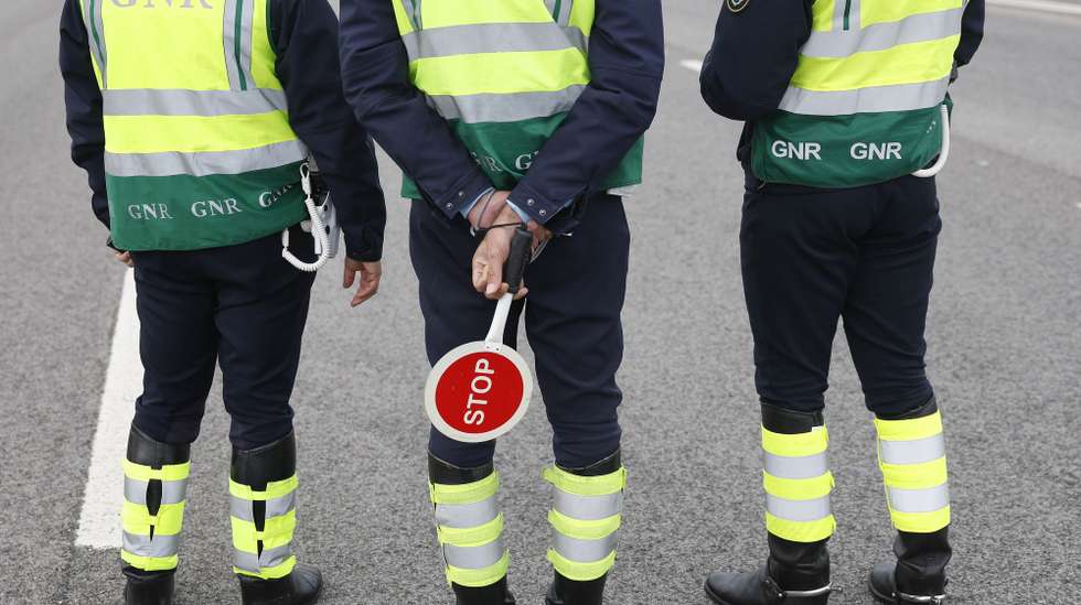 Militares da Guarda Nacional Republicana (GNR) durante uma ação de fiscalização/sensibilização sobre segurança rodoviária na Autoestrada A12, em Palmela, 29 de dezembro de 2023. ANTÓNIO PEDRO SANTOS/LUSA