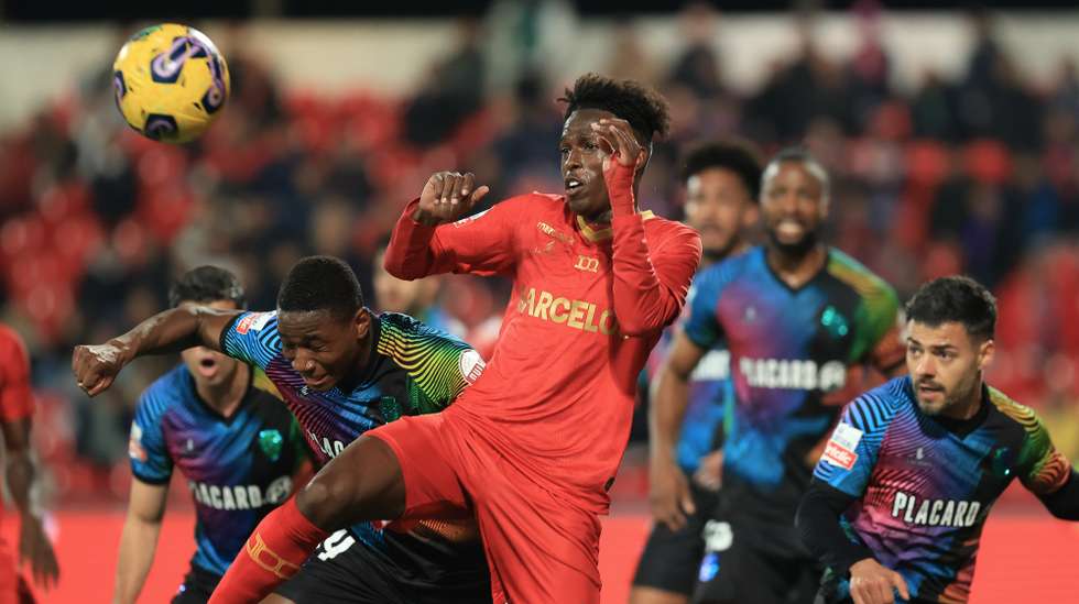 O jogador do Gil Vicente, Félix Correia (C), disputa a bola com o jogador do Desportivo de Chaves, Dário Essugo (E), durante o jogo da I Liga de futebol, no estádio Municipal de Barcelos, 11 de março de 2024. JOSÉ COELHO/LUSA