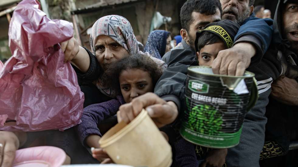 epa11220287 Internally displaced Palestinians gather to collect food donated by a charity group before breakfast, on the fourth day of the holy month of Ramadan in Rafah, southern Gaza Strip, 14 March 2024. More than 31,000 Palestinians and over 1,300 Israelis have been killed, according to the Palestinian Health Ministry and the Israel Defense Forces (IDF), since Hamas militants launched an attack against Israel from the Gaza Strip on 07 October 2023, and the Israeli operations in Gaza and the West Bank which followed it.  EPA/HAITHAM IMAD