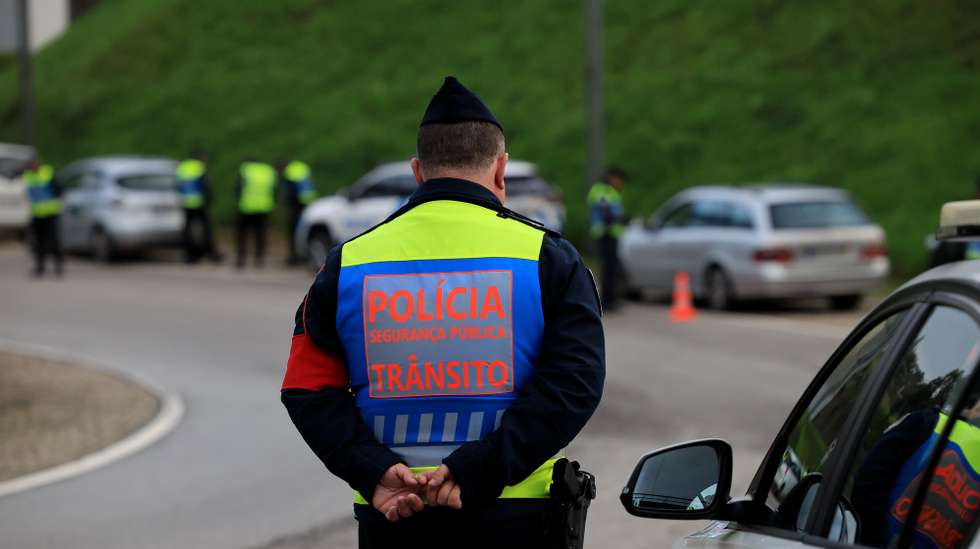 Operação conjunta de sensibilização de Segurança Rodoviária da Guarda Nacional Republicana e da Polícia de Segurança Pública no âmbito da campanha “O melhor presente é estar presente” coordenada pela Autoridade Nacional de Segurança Rodoviária (ANSR), na Maia. 30 de dezembro 2023. ESTELA SILVA/LUSA