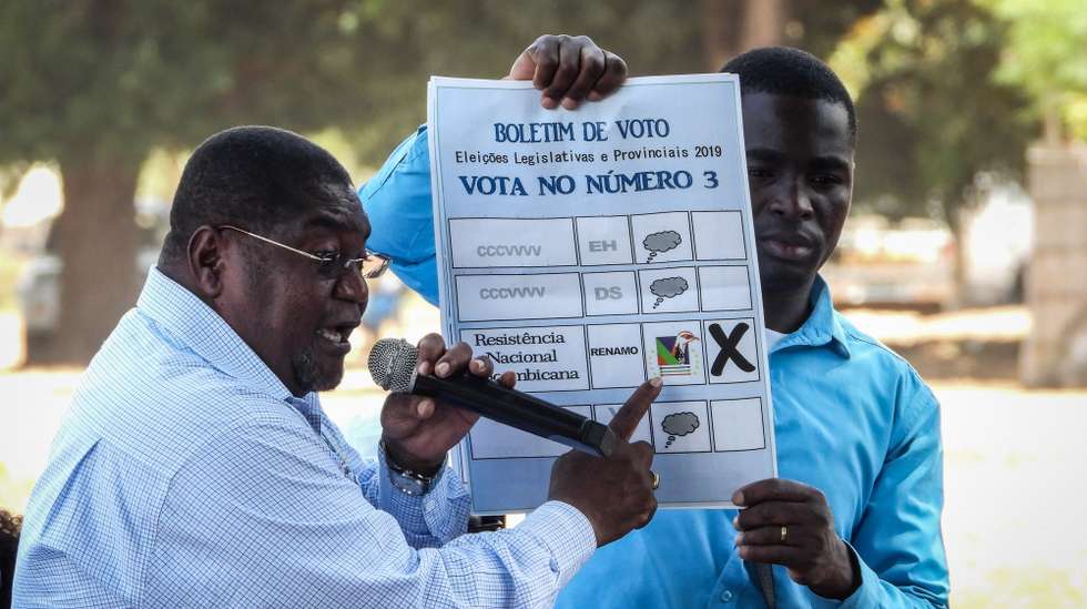 epa07911584 A handout photo made available by Vasco Quembo shows the President of Mozambique National Resistance (RENAMO) and presidential candidate Ossufo Momade (L), addressing supporters during a rally in Mogincual, Nampula Province, Mozambique, 10 October 2019. On 15 October, 12.9 million Mozambican voters will choose the President of the Republic, ten provincial assemblies and their governors, as well as 250 members of the Assembly of the Republic.  EPA/VASCO QUEMBO / HANDOUT  HANDOUT EDITORIAL USE ONLY/NO SALES