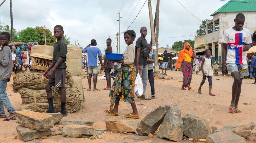 Na vila de Chiùre, sul da província moçambicana de Cabo Delgado, a vida muda, agora, do dia para a noite e o amanhecer na rua deixou de ser possível com a aproximação dos ataques terroristas na última semana, Chiùre, Moçambique, 24 de fevereiro. Na avenida principal da vila, o movimento intenso das primeiras horas do dia, com comércios abertos, centenas de vendedores ao longo de uma rua que se mistura entre terra batida, buracos e algum alcatrão, centenas a comprar ou caminhar sob um sol escaldante, vai esmorecendo ao início da tarde. (ACOMPANHA TEXTO DE 26 DE FEVEREIRO DE 2024). PAULO JULIÃO/LUSA