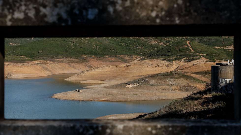 Barragem do Arade, uma das barragem do barlavento Algarvio que se encontrava em novembro a 14,9% do seu nível máximo, devido à falta de chuva que se tem feito sentir no Algarve, em Silves, 21 de dezembro de 2023. Os produtores de laranja algarvios, principalmente os da região de Silves, estão desesperados com a falta de água e alertam para o risco de desaparecimento da cultura de citrinos, estando há dois meses a racionar água. (ACOMPANHA TEXTO DA LUSA DO DIA 23 DE DEZEMBRO DE 2023). LUÍS FORRA/LUSA