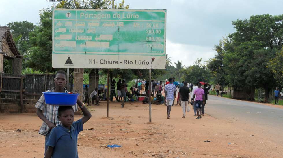 Na vila de Chiùre, sul da província moçambicana de Cabo Delgado, a vida muda, agora, do dia para a noite e o amanhecer na rua deixou de ser possível com a aproximação dos ataques terroristas na última semana, Chiùre, Moçambique, 24 de fevereiro. Na avenida principal da vila, o movimento intenso das primeiras horas do dia, com comércios abertos, centenas de vendedores ao longo de uma rua que se mistura entre terra batida, buracos e algum alcatrão, centenas a comprar ou caminhar sob um sol escaldante, vai esmorecendo ao início da tarde. (ACOMPANHA TEXTO DE 26 DE FEVEREIRO DE 2024). PAULO JULIÃO/LUSA