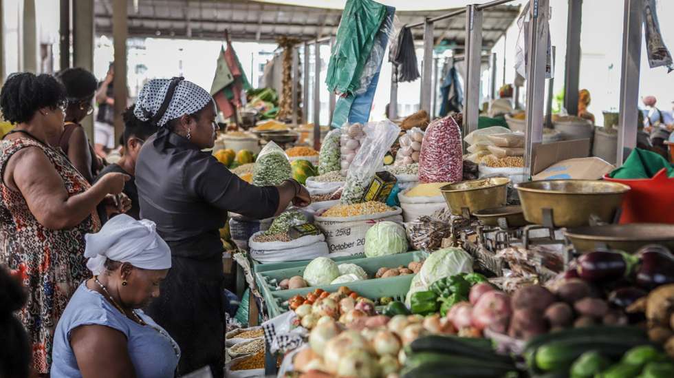Vendedeiras no Mercado Municipal da Praia, onde só existe uma única banca servida por homens, na ilha de Santiago, Cabo Verde, 21 de março de 2024. O domínio masculino na política voltou a ser tema de discussão nas últimas semanas, depois de o Movimento pela Democracia (MpD), partido no Governo, ter apresentado os cabeças de lista às eleições autárquicas, sem uma única mulher. (ACOMPANHA TEXTO DA LUSA DO DIA 25 DE MARÇO DE 2024). ELTON MONTEIRO/LUSA
