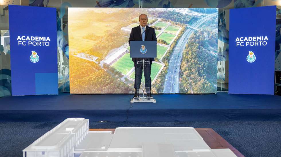 O presidente do FC Porto, Jorge Nuno Pinto da Costa, intervém na apresentação do projeto da nova Academia do clube, no estádio do Dragão, no Porto, 27 de março de 2024. O projeto da Academia na Maia inclui um estádio com capacidade para 2.500 espetadores, nove campos relvados (quatro dos quais com bancadas de 400 lugares cada), além de um campo de futebol de sete, entre outras infraestruturas destinadas a reforçar a formação e prática desportiva no clube. JOSÉ COELHO/LUSA