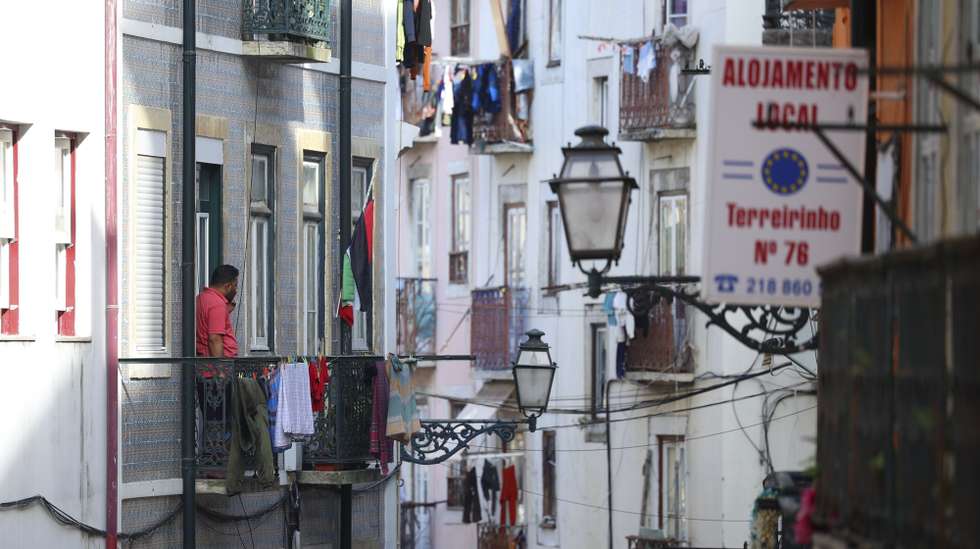 Comerciantes e residentes dizem que pouco mudou na Rua do Terreirinho, na Mouraria, em Lisboa, onde há um ano um incêndio num prédio fez duas vítimas mortais e 14 feridos, Lisboa, 29 de janeiro de 2024. “Mudou muito pouco”, constata o presidente da Junta de Freguesia de Santa Maria Maior, Miguel Coelho (ausente na fotografia), em conversa com a Lusa na Rua do Terreirinho, onde se destaca um alojamento local pintado de amarelo fresco. (ACOMPANHA TEXTO DE 01 DE FEVEREIRO DE 2024). ANTÓNIO COTRIM/LUSA