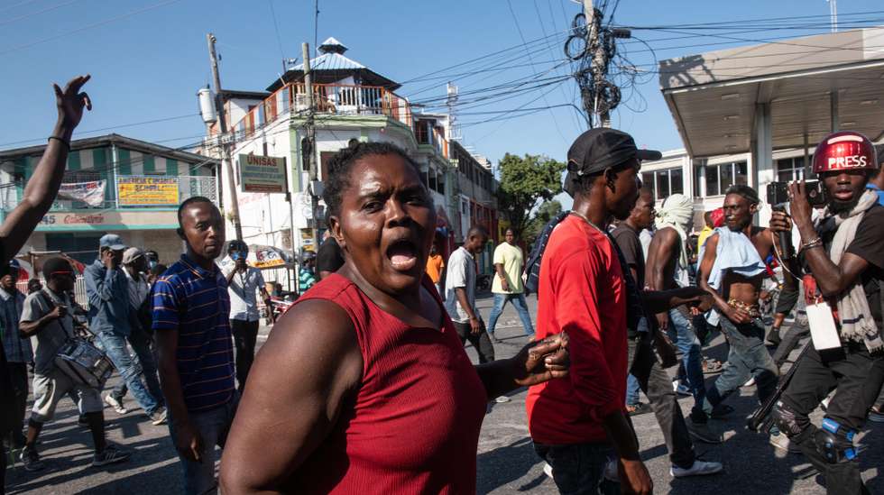 epa11205762 Protesters attend a demonstration held to demand the resignation of Prime Minister Ariel Henry this Thursday in Port-au-Prince, Haiti, 07 March 2024. Several dozen people took to the streets of Port-au-Prince to demand the resignation of Prime Minister Ariel Henry, who is in Puerto Rico after a failed attempt to return to his country on 05 March.  EPA/Johnson Sabin
