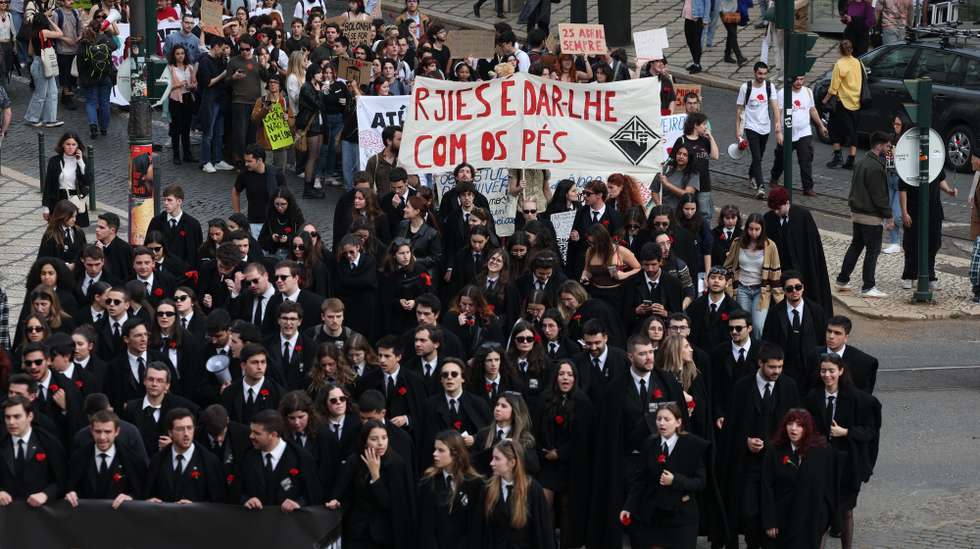 Estudantes protestam durante a manifestação nacional em Lisboa, 21 de março de 2024. Movimentos Associativos e Federativos Estudantis Nacionais promovem uma marcha de protesto contra a inflação imobiliária que condiciona a habitação estudantil, e contra o incumprimento do Plano Nacional para o Alojamento no Ensino Superior (PNAES), exigindo à tutela uma resposta perante uma das condicionantes no acesso ao Ensino Superior. ANTÓNIO COTRIM/LUSA