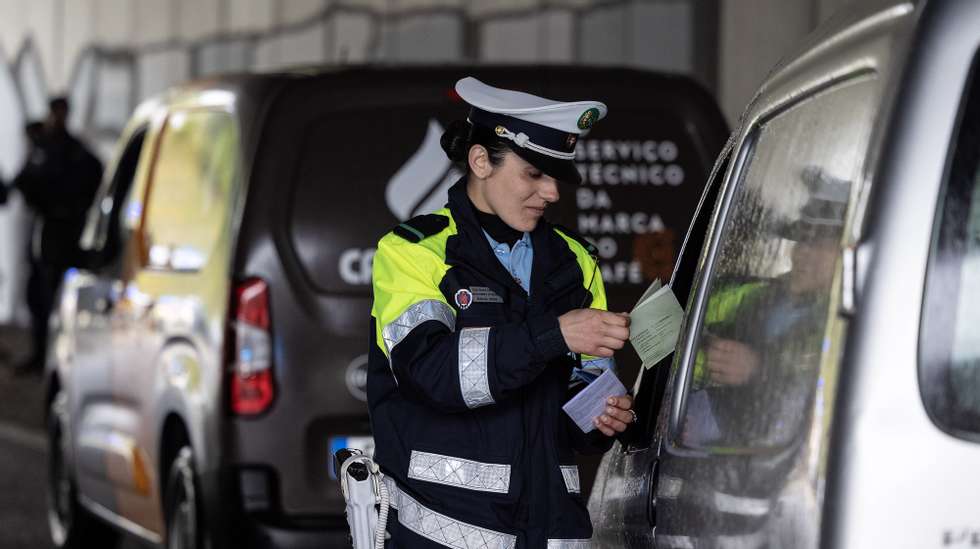 Uma guarda da Brigada de Trânsito da Guarda Nacional Republicana (GNR-BT) participa na operação de segurança rodoviária da Páscoa promovida em conjunto pela GNR e pela Polícia de Segurança Pública, na Maia, 28 de março de 2024. JOSÉ COELHO/LUSA