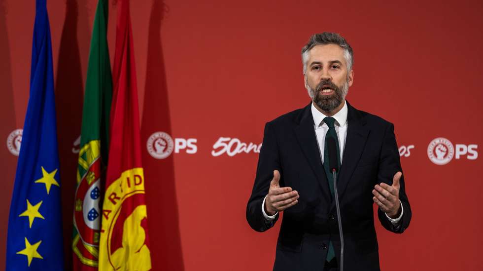 O secretário-geral do Partido Socialista (PS), Pedro Nuno Santos, faz uma declaração aos jornalistas após a tomada de posse do novo governo liderado por Luís Montenegro, na sede do PS, em Lisboa, 03 de abril de 2024. JOSÉ SENA GOULÃO/LUSA