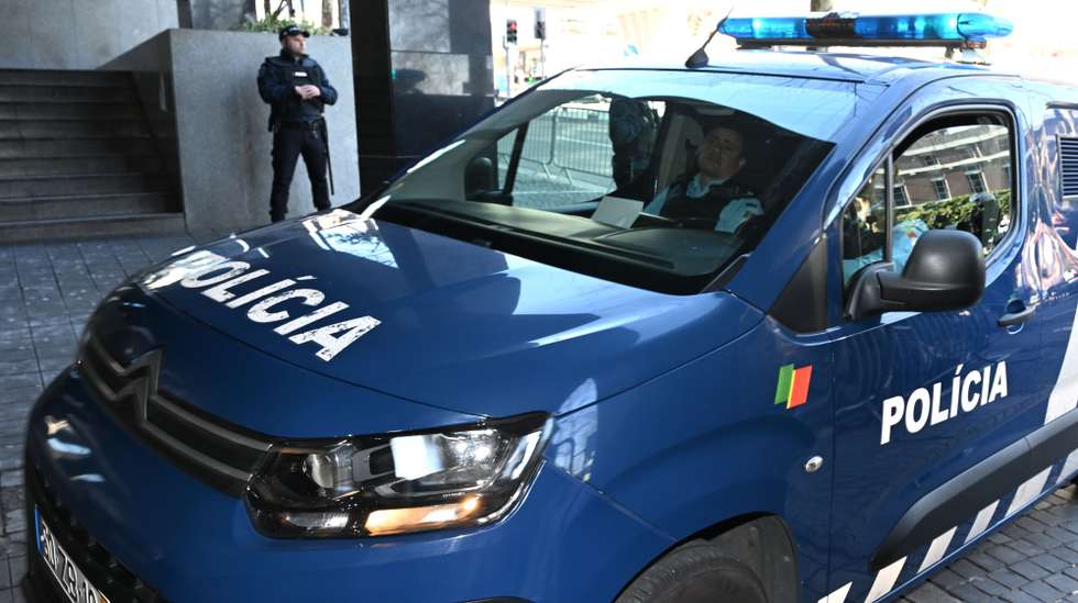 Chegada ao Tribunal de Instrução Criminal (TIC) de veículos celulares da Polícia com alguns de detidos da operação "Pretoriano", no Porto, 02 de fevereiro de 2024. Na passada na quarta-feira, a PSP deteve hoje 12 pessoas, incluindo o líder dos Super Dragões, Fernando Madureira, a sua mulher, Sandra Madureira, vice-presidente da claque, e o oficial de ligação aos adeptos do FC Porto, Fernando Saul, no âmbito de um processo que investiga os incidentes ocorridos durante essa AG. FERNANDO VELUDO/LUSA