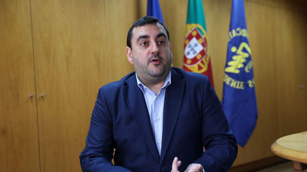 O secretário-geral do Sindicato Independente dos Médicos (SIM), Nuno Rodrigues, durante entrevista à agência Lusa, na Sede do SIM, em Lisboa, 03 de abril de 2024. O novo secretário-geral do Sindicato Independente dos Médicos (SIM) aponta como “grande prioridade” do seu mandato a estabilidade dos profissionais, o que passa pela sua valorização salarial, progressão na carreira e pela melhoria das condições de trabalho. (ACOMPANHA TEXTO DA LUSA DO DIA 05 DE ABRIL DE 2024). MANUEL DE ALMEIDA/LUSA