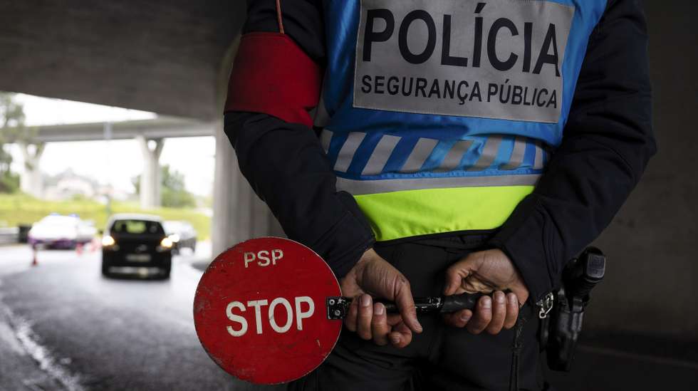 As autoridades apelam aos condutores para que utilizem sempre uma cadeirinha homologada devidamente instalada e adaptada à altura e ao peso da criança