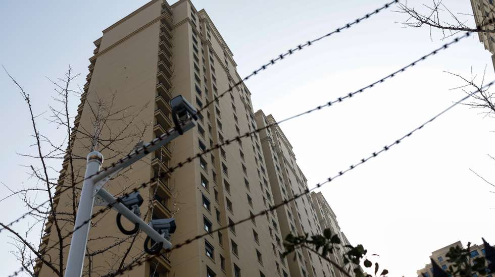 epa11111892 Barbwire and cctv's outside an Evergrande housing complex in Beijing, China, 29 January 2024. A Hong Kong court has ordered China Evergrande to liquidate after a hearing with the real-estate company who has around 300 billion dollars worth of debt.  EPA/MARK R. CRISTINO